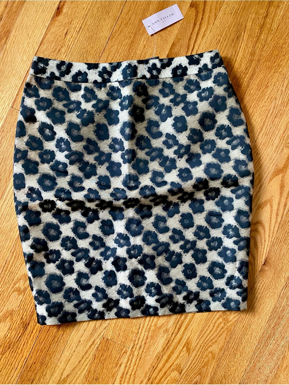 Ann Taylor Women’s Petite Black & Gold Floral Print Pencil Skirt